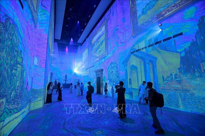 Công nghệ 3D Mapping, VR, AR cùng hệ thống âm thanh vòm đưa người xem bước vào thế giới hội họa đầy cảm xúc của Van Gogh. (Ảnh: Khánh Hoà/TTXVN)